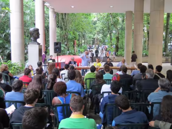 Debate Linha 4 do Metrô. Presentes o deputado federal Alessandro Molon, o deputado estadual Gilberto Palmares, o Prof. Augusto Cesar Pinheiro (GEO) e o engenheiro Fernando MacDowell. Fotógrafo Antônio Albuquerque. Acervo do Núcleo de Memória.