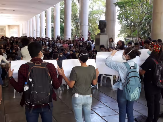 Evento nos pilotis do Edifício da Amizade.