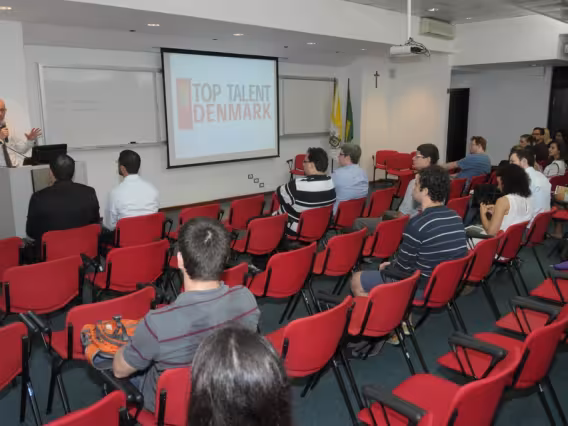 Apresentação do projeto Top Talent Denmark, no Auditório AMEX/IAG. Fotógrafo Antônio Albuquerque. Acervo do Núcleo de Memória.