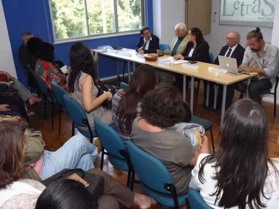 Na mesa de abertura, o decano do CTCH, Prof. Júlio Diniz, o Prof. Cesar Barreto (UFF), Isabel Marquez (ACNUR), Cândido Feliciano Neto (Cáritas) e Charles Gomes (Cátedra Casa de Rui Barbosa). Fotógrafo Antônio Albuquerque.