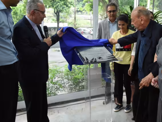 O Reitor Pe. Josafá S.J. e Eng. Luiz Cyrillo Fernandes descerram a placa. Fotógrafo Antônio Albuquerque.