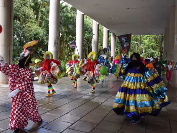Cortejo de bate-bolas e bate-boletes nos pilotis. Fotógrafo Antônio Albuquerque.