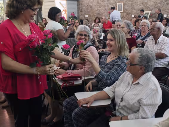 Os participantes recebem as Rosas de Anchieta. Fotógrafa Joice Bittencourt. Acervo do Centro Loyola de Fé e Cultura.