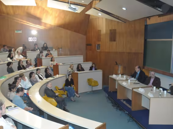 Na mesa o diretor da ONU HABITAT na América Latina e Caribe, Alain Grimard, o Reitor Prof. Pe. Josafá S.J. e os profs. Luiz Felipe Guanaes Rego e Fernando Walcacer do NIMA. Fotógrafo Antonio Albuquerque. Acervo do Núcleo de Memória.