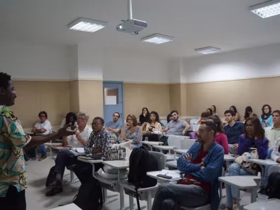 Uma das palestras, na sala F502. Fonte: Facebook do Acervo Digital da História e Cultura Swahili do Norte de Moçambique.