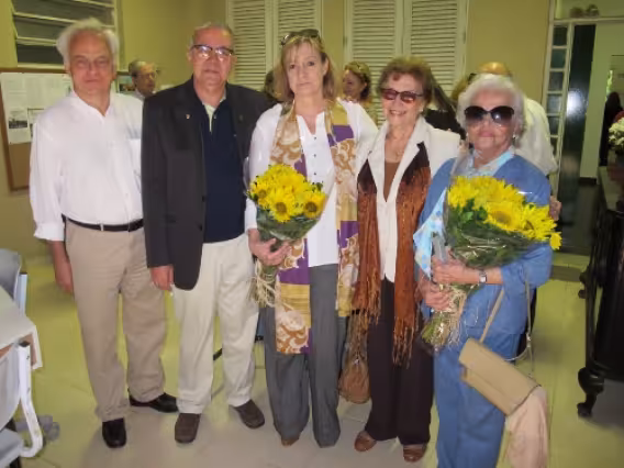 Guido Gelli, representante do Jardim Botânico do Rio de Janeiro, o Reitor Prof. Pe. Josafá Carlos de Siqueira S.J., Christina Gabaglia Penna, viúva do professor, Elizabeth Raja Gabaglia Leão, mãe, e Cecilia Beatriz da Veiga Soares, representante da Sociedade de Amigos do Jardim Botânico. Fonte: Assessoria de Comunicação da VRAC.