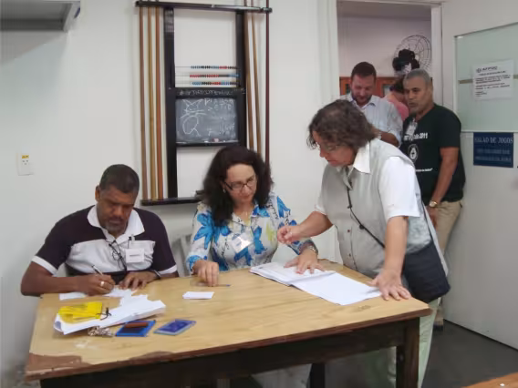 Processo de votação na sede da AFPUC. Fotógrafo Antônio Albuquerque. Acervo do Núcleo de Memória.