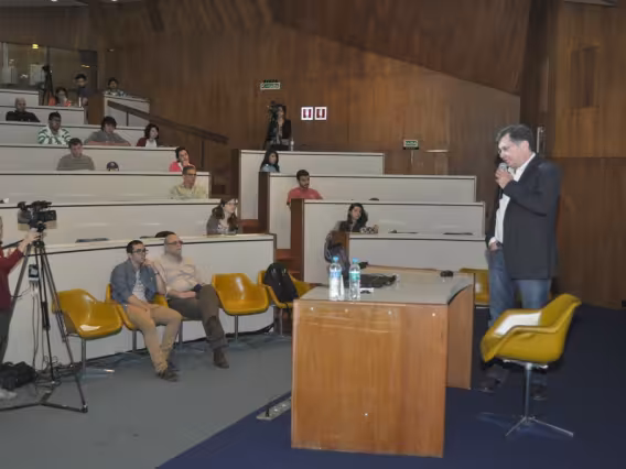 O Prof. Marcelo Gattass apresenta sua palestra, no Auditório do RDC. Fotógrafo Antônio Albuquerque. Acervo do Núcleo de Memória.