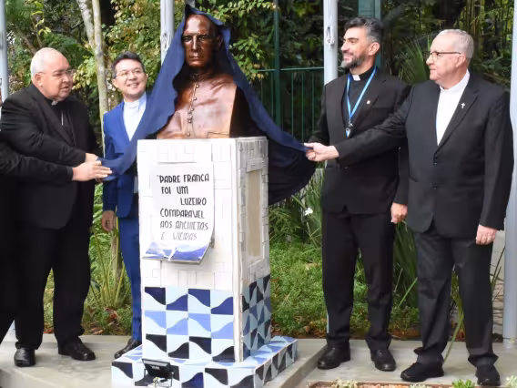 Descerramento do busto do Padre Leonel Franca S.J., com Dom Orani, pe. Roberto Dias S.J, presidente da FPLF, Reitor pe. Anderson Pedroso S.J. e o ex-reitor pe. Josafá Carlos de Siqueira S.J. Fotógrafo Antônio Albuquerque. 