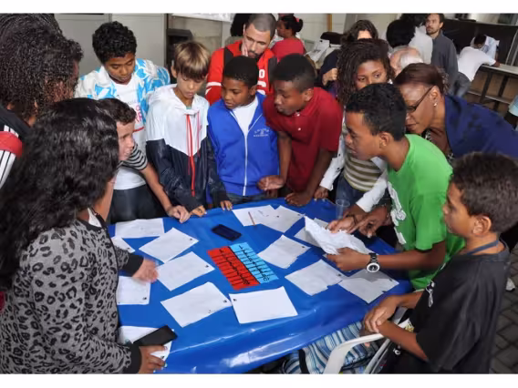 Oficina de Matemática com alunos do Ensino Fundamental. Fonte: site da CCEAD.