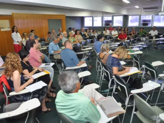 Os professores que concluíram o curso, na sala F300. Fotógrafo Antônio Albuquerque. Acervo Núcleo de Memória.
