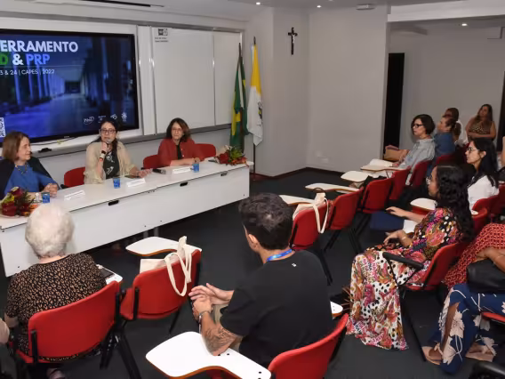 Mesa de abertura do evento, com as professoras Maria Rita Passeri, Erica Rodrigues e Maria Cristina Monteiro, no auditório do IAG. Fotógrafo Antônio Albuquerque.