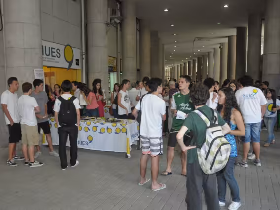 Encontro dos participantes no encerramento do Projeto, em frente à sede do Programa de Integração Universidade, Escola e Sociedade (PIUES) . Fotógrafo Antônio Albuquerque. Acervo do Núcleo de Memória.