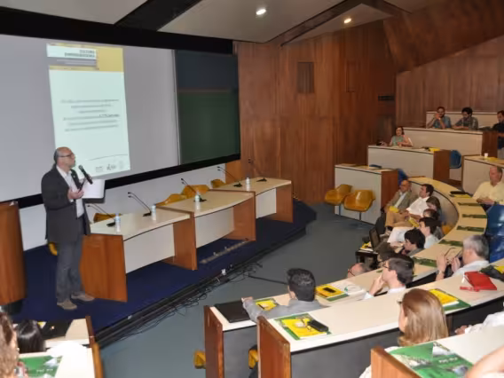 Apresentação do Prof. José Alberto Aranha. Fotógrafo desconhecido. Acervo do Projeto Comunicar.