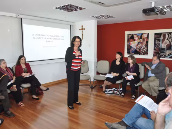 Apresentação da Profa. Ângela da Rocha (ADM). Fotógrafo Antônio Albuquerque. Acervo do Núcleo de Memória.