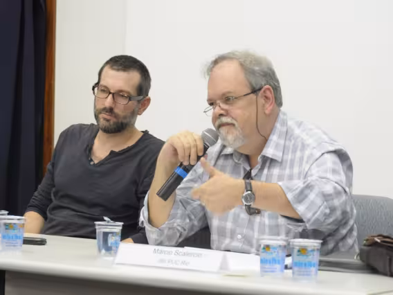 Os Professores Philippe Bonditti e Márcio Scalercio durante o debate, no Auditório Padre Anchieta. Fotógrafo Antônio Albuquerque. Acervo do Núcleo de Memória.