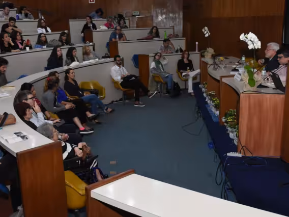 Mesa com os professores Luiz Claudio Figueiredo e Carlos Augusto Peixoto, no auditório do RDC. Fotógrafo Antônio Albuquerque.