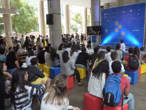 Uma das palestras, realizadas nos pilotis do Edifício da Amizade. Fotógrafo Antônio Albuquerque. Acervo Núcleo de Memória.