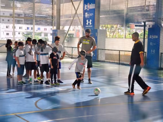 Alunos simulam o futebol para cegos. Fotógrafos Gabriel Molon. Acervo Comunicar.