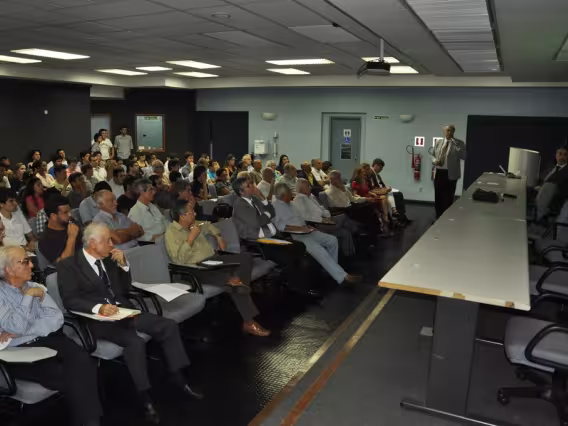 Palestra do Prof. Flavio Miguez de Mello (UFRJ). Fotógrafo Weiler Filho. Acervo do Projeto Comunicar.