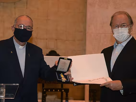 O Prof. Pedro Malan foi um dos homenageados e recebeu a honraria das mãos do Reitor. Fotógrafo Jorge Paulo Araujo. Acervo Comunicar.