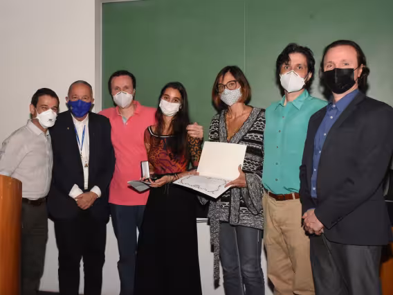 O Reitor Pe. Josafá S.J. e a família do prof. Scavarda. Fotógrafo Antônio Albuquerque.