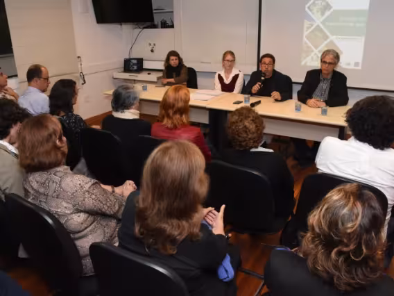 Cerimônia de entrega dos prêmios, com a presença do Decano do CTCH Prof. Júlio Diniz e do Coordenador Central de Pós-Graduação Prof. Paulo Cesar Duque Estrada, na sala de reuniões do Decanato do CTC. Fotógrafo Antônio Albuquerque.