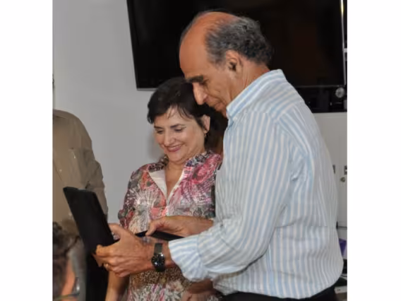 O escritor Affonso Romano de Sant'Anna entrega o prêmio a Margareth Marinho. Evento realizado na Sala de Reuniões do Decanato do CTC. Fotógrafa Gabriela Doria. Acervo Projeto Comunicar.