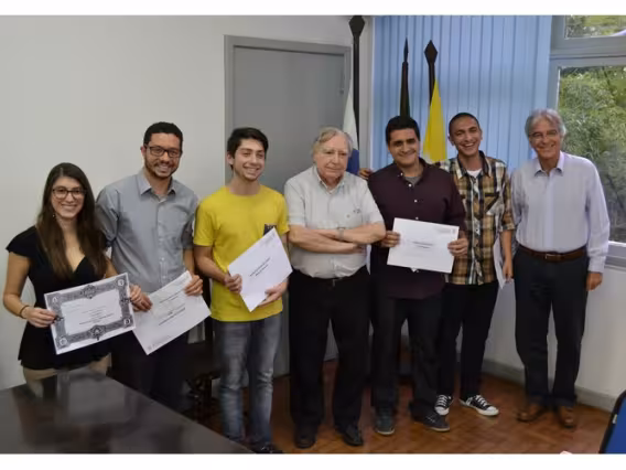 Os alunos premiados, ao lado do Vice-Reitor, Pe. Francisco Ivern S.J., e do Vice-Reitor Acadêmico, Prof. José Ricardo Bergmann. Fotógrafo Antônio Albuquerque. Acervo Núcleo de Memória.