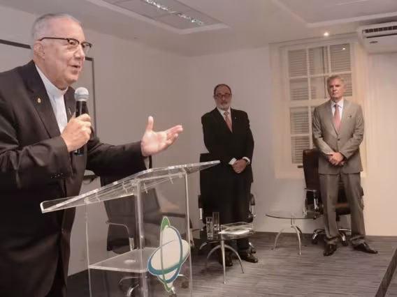 O Reitor Pe. Josafá S.J. conduziu a solenidade com o Decano do CCBS, Prof. Hilton Koch, e o Prof. Walmir Ferreira Coutinho, do Departamento de Medicina. Fotógrafa Amanda Dutra. Acervo Comunicar.