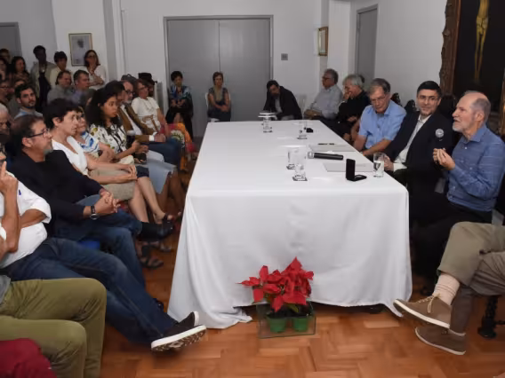 Na mesa, o Prof. Staa, o Vice-Reitor Pe. Álvaro Pimentel S.J. e o Prof. Ilmar. Fotógrafo Antônio Albuquerque.