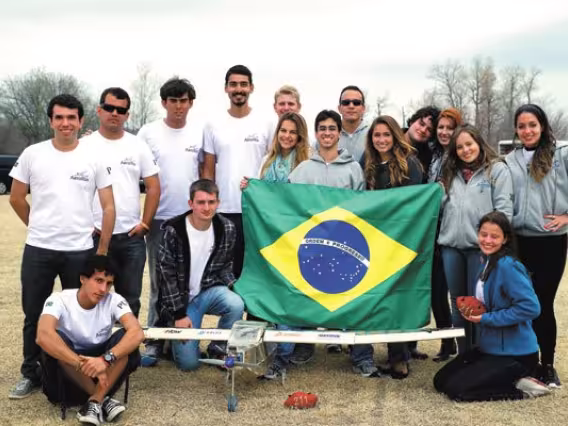 Equipe da PUC-Rio durante a competição. Acervo do Projeto Comunicar.