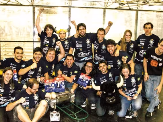 A equipe RioBotz e o robô Touro. Foto de divulgação.