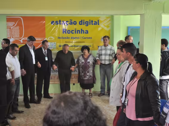 Oração comunitária para abençoar o projeto. Fotógrafa Thaís Mandarino. Acervo do Projeto Comunicar.