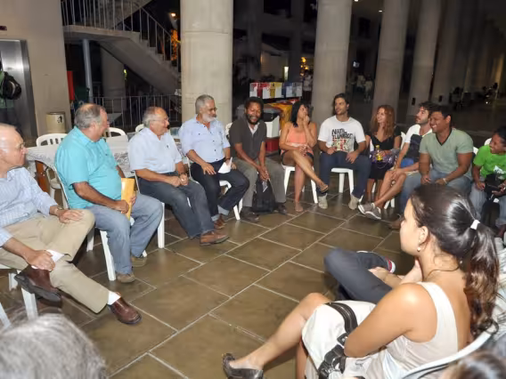 Conversa após a exibição dos filmes os alunos e os professores César Romero, Miguel Pereira, Augusto Sampaio e Adair Rocha. Fotógrafo Weiler Filho. Acervo do Projeto Comunicar.