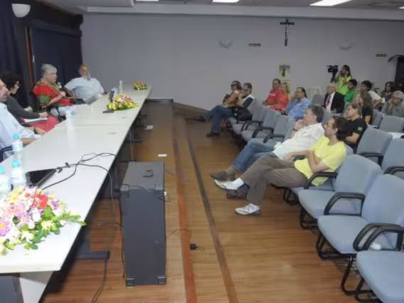Debate com os professores Adriano Pilatti (JUR), Sílvio Tendler (COM) e Fernando Sá (COM). Fotógrafo Antônio Albuquerque. Acervo Núcleo de Memória.