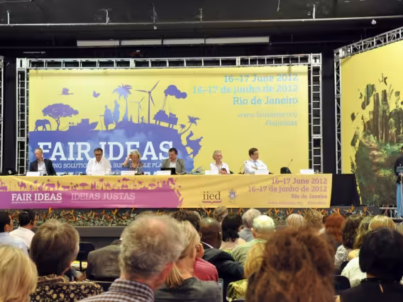 Uma das mesas do evento em 16/06/2012, no Ginásio Poliesportivo. Fotógrafa Pamella Vasconcellos. Acervo do Projeto Comunicar.