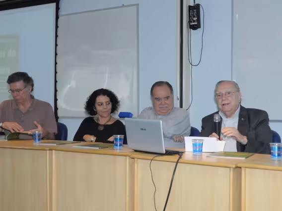 Abertura do Evento, com a presença do Vice-Reitor Pe. Francisco Ivern S.J., do Decano do CCS Prof. Luiz Roberto Cunha, e dos Professores Marcelo Jasmin (HIS) e Maria Sarah da Silva Telles (SOC). Fotógrafo Antônio Albuquerque. Acervo do Núcleo de Memória.