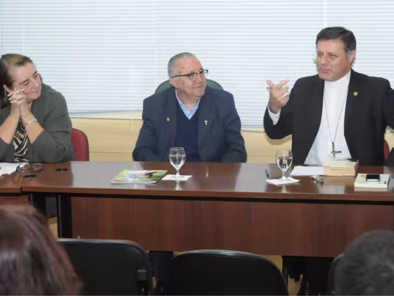 A Profa. Maria Clara Bingemer (TEO), o Reitor Prof. Pe. Josafá S.J. e o Prof. Dom Paulo Cezar Costa. Fotógrafo Antônio Albuquerque. Acervo do Núcleo de Memória.