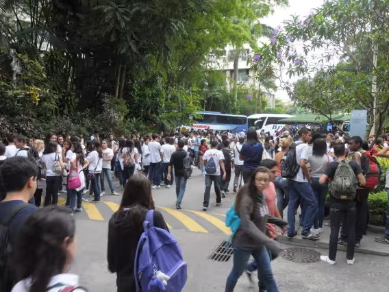 Chegada dos alunos do Ensino Médio ao campus da PUC-Rio. Fotógrafo Antônio Albuquerque. Acervo do Núcleo de Memória.