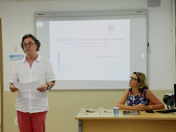 O Prof. Ralph Ings Bannell (EDU) e a Profa. Silvana Mesquita (EDU), no Espaço Leandro Konder. Fotógrafo Antônio Albuquerque.