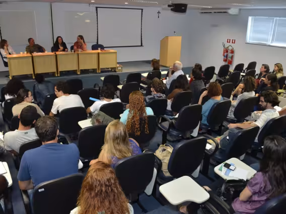 Debate realizado no Auditório B8. Fotógrafo Antônio Albuquerque. Acervo do Núcleo de Memória.