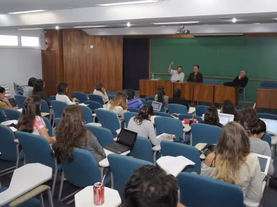 Debate realizado no Auditório B6. Fotógrafo Antônio Albuquerque. Acervo do Núcleo de Memória.
