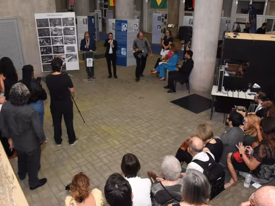 Inauguração da exposição que contou com a presença do Vice-Reitor, pe. André Araújo S.J. Fotógrafo Antônio Albuquerque.