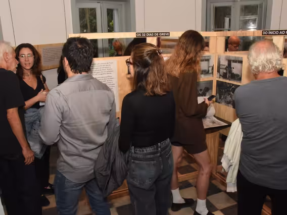 Espaço expositivo na sala circular do térreo do Solar Grandjean de Montigny. Fotógrafo Antônio Albuquerque.