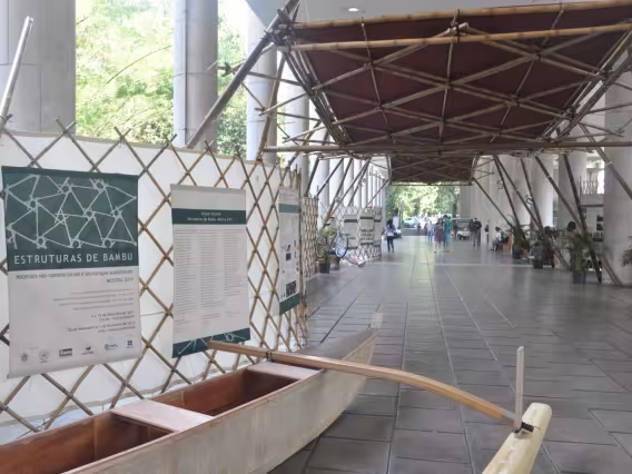 Exposição Estruturas de bambu montada nos pilotis do Edifício da Amizade. Fotógrafo Antônio Albuquerque. Acervo do Núcleo de Memória.