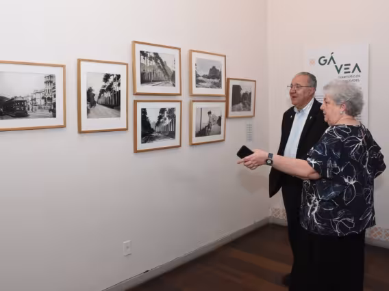A diretora do Solar, Profa. Margarida de Souza Neves, apresenta a exposição ao Reitor Pe. Josafá Carlos de Siqueira S.J. Fotógrafo Antônio Albuquerque.