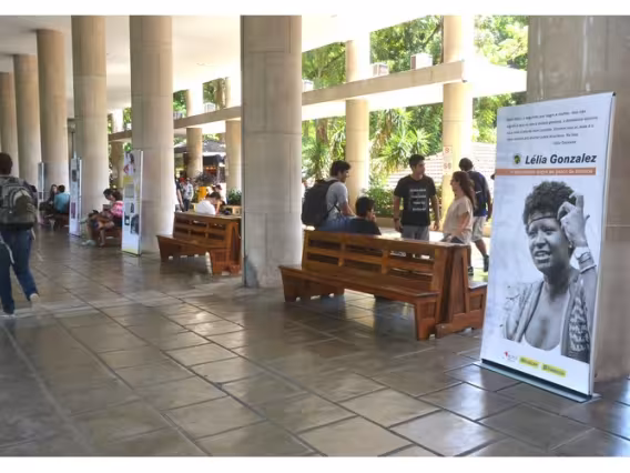 Exposição sobre Lélia Gonzalez nos pilotis do Edifício da Amizade. Fotógrafo Antônio Albuquerque. Acervo Núcleo de Memória.