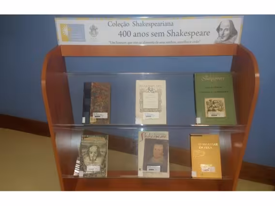 Alguns dos livros em exposição.  Fonte: faceboook Memória das Bibliotecas da PUC-Rio. 