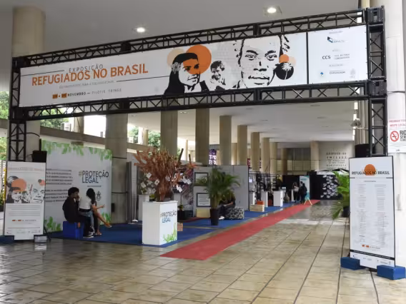 Entrada da Exposição, com diversos estandes, nos pilotis do Edifício da Amizade. Fotógrafo Antônio Albuquerque.